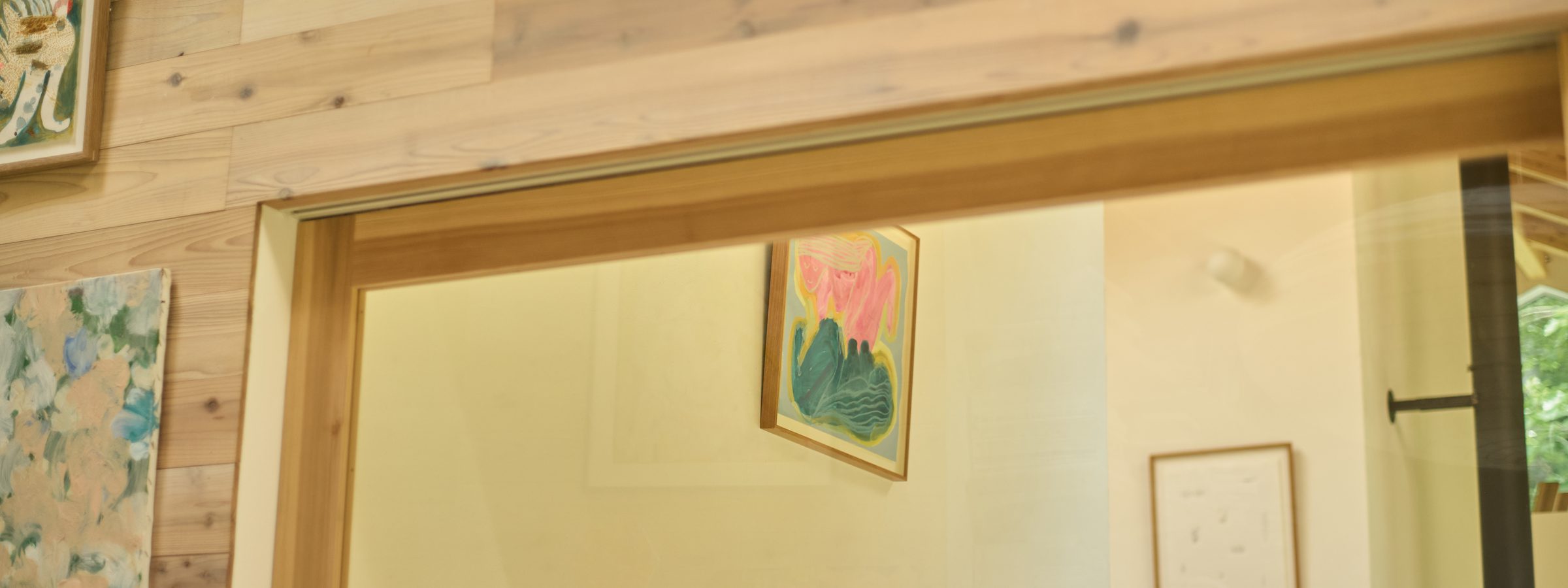 絵が飾られた木の室内