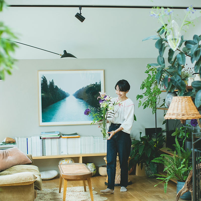 部屋に花を飾る