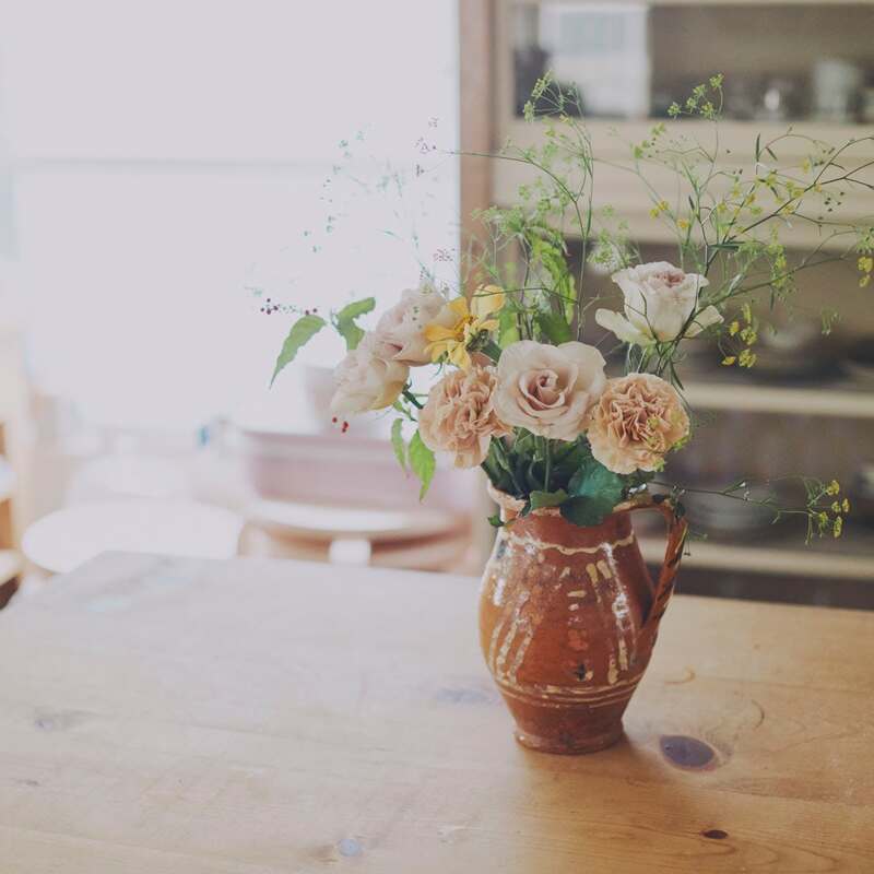 花瓶に活けた花の花束
