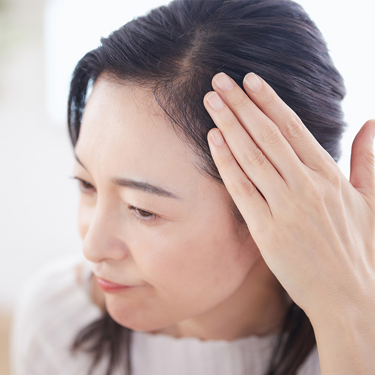 「育毛剤はちょっとハードルが高い…」大人女性の髪悩み
