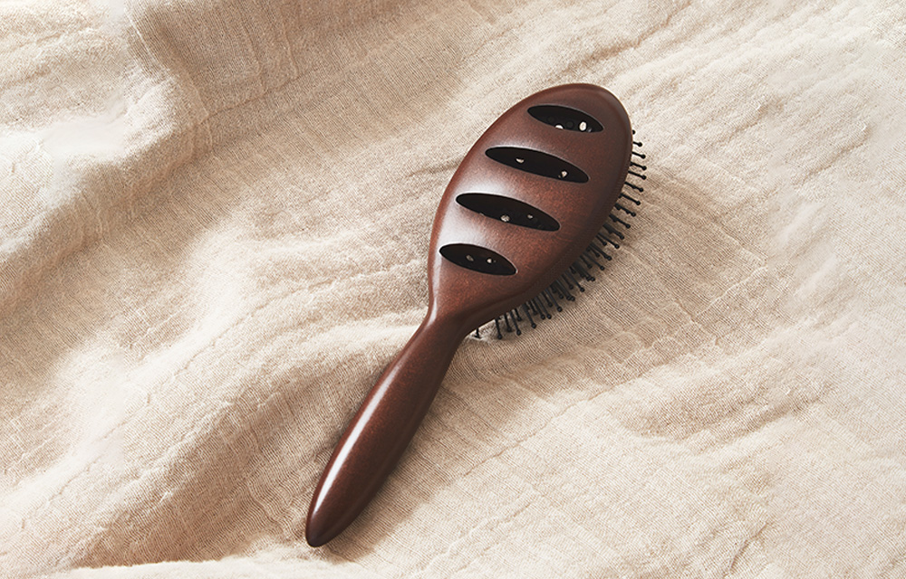 硬くなりがちな頭皮に！心地よくほぐす「ブラッシング習慣」のすすめ