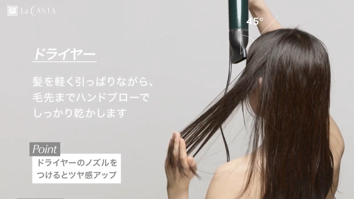 髪を軽く引っぱりながら、毛先までハンドブローでしっかり乾かします