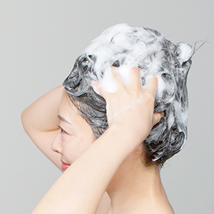 指のはらを使って泡が毛穴に行き届くように1～2分ほど頭皮を洗います。