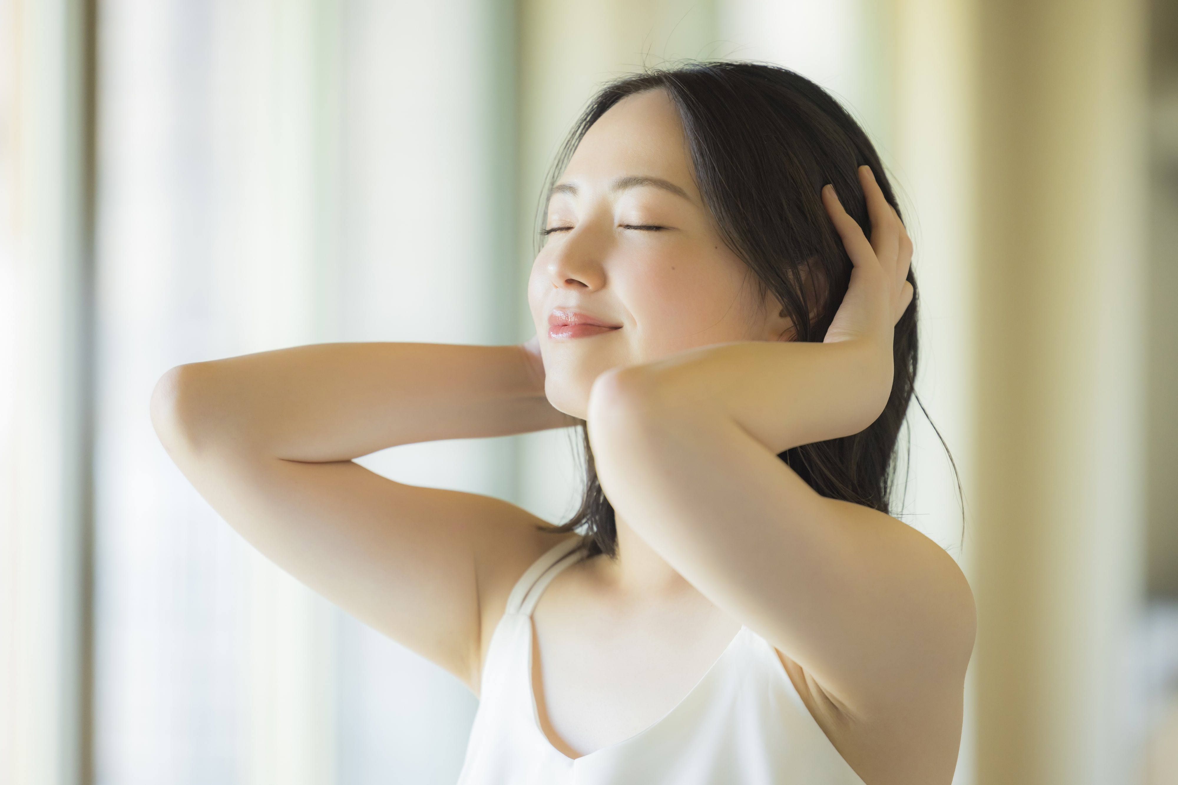 頭皮にうるおいを与える女性